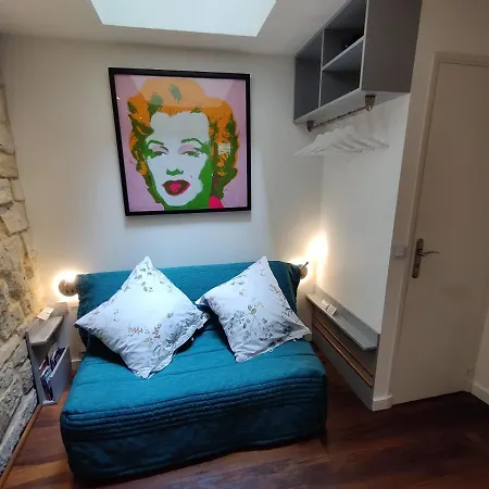 Lovers' Tiny House Inside Montmartre Apartament