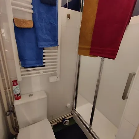 Lovers' Tiny House Inside Montmartre Paryż