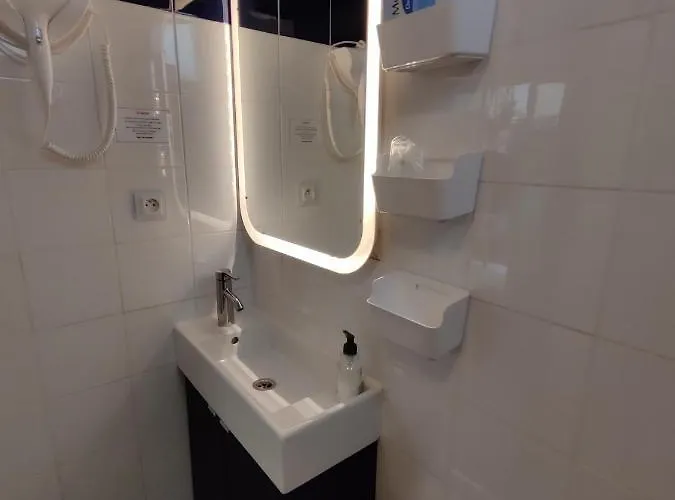 Romantic Tiny House Inside Montmartre