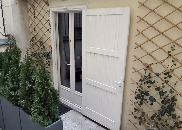 Romantic Tiny House Inside Montmartre