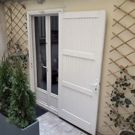 Lovers' Tiny House Inside Montmartre