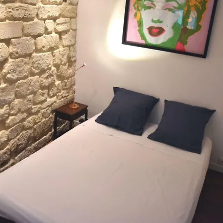 Lovers' Tiny House Inside Montmartre アパート