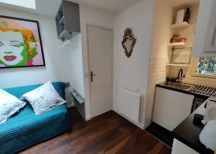 Romantic Tiny House Inside Montmartre